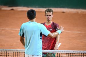 Luca Van Assche perd son bras de fer face à Brandon Nakashima et s&rsquo;arrête au deuxième tour de Roland-Garros