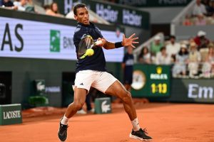 Malgré la perte du premier set, Félix Auger-Aliassime vient à bout de Brandon Nakashima et rejoint Alejandro Tabilo en huitièmes de finale