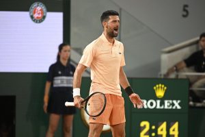 Malgré la perte du premier set, Novak Djokovic vient à bout de Giovanni Mpetshi Perricard et retrouvera Valentin Royer au deuxième tour de Roland-Garros