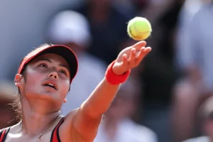 Malgré un énorme comeback dans le deuxième set, Raducanu échoue d’entrée à Roland-Garros