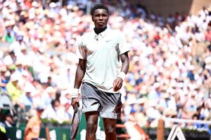 Moïse Kouame s&rsquo;échauffe avec le maillot du PSG avant son match du 3e tour à Roland-Garros