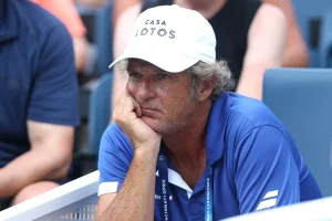 Nouveau coup dur pour Swiatek : son coach Francisco Roig victime d&rsquo;une grave blessure à l&rsquo;entraînement
