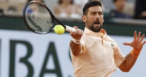Novak Djokovic cède un set mais se qualifie pour le 2e tour du tournoi de Roland-Garros