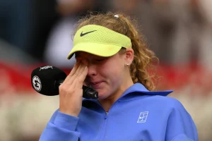 Pas de poignée de main, mais des mots forts : Andreeva marque les esprits après sa défaite face à Kostyuk