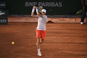 Passé par tous les états à cause de la chaleur, Casper Ruud s&rsquo;en sort face à Roman Safiullin et rallie le deuxième tour de Roland-Garros