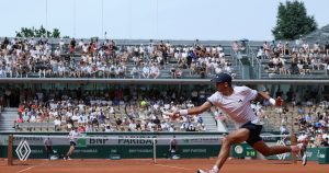 Polémique à Roland-Garros : un joueur a-t-il vraiment poussé une ramasseuse de balle ?