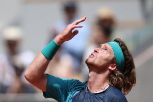 Quand Andrey Rublev entre sur le court sans ses raquettes avant son match face à Jakub Mensik