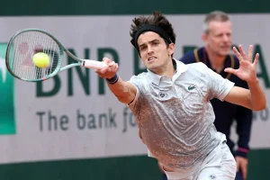 « Regarde-moi dans les yeux » : énorme tension entre Pierre-Hugues Herbert et l&rsquo;arbitre de chaise à Roland-Garros