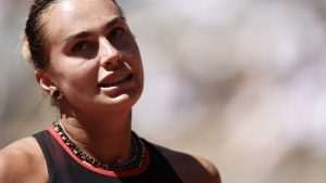 Roland-Garros 2026 : boucles d’oreilles en diamants, collier à 75 000 euros… la Biélorusse Aryna Sabalenka répond aux critiques sur ses bijoux portés lors du premier tour du tournoi