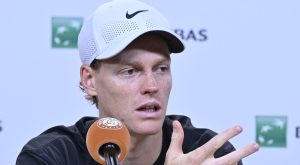 Roland Garros > John McEnroe sans pitié avec Jannik Sinner : « Il a prétendu que sa défaite n’était pas à cause de la chaleur, mais son nez s’allongeait pendant qu’il parlait, on aurait dit un peu Pinocchio »