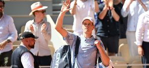 Roland Garros > La leçon de Jo-Wilfried Tsonga après la défaite surprise de Jannik Sinner : « Ce sport est impitoyable et Sinner a fait face à la dure réalité du tennis : tu peux gagner 6-3, 6-2, 5-1 et perdre le match. Et cela arrive même aux meilleurs »