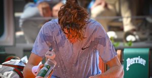 Roland Garros > Marion Bartoli sur la défaite de Sinner : « D&rsquo;après nos sources intérieures, il y avait une discussion pour savoir si Jannik jouerait en session de soirée ou dans la journée. Et, a priori, il a été plutôt demandé à ce qu&rsquo;il joue en session de journée, malgré les fortes chaleurs »