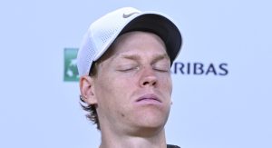 Roland Garros > Nicolas Escudé : « La défaite de Jannik Sinner va faire beaucoup plus mal que celle contre Carlos Alcaraz l&rsquo;année dernière en finale »