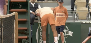 Roland Garros > Novak Djokovic pris de vomissement au début du 5e set contre Fonseca