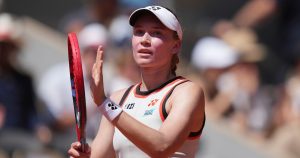 Roland-Garros : Rybakina et Swiatek passent au deuxième tour, Svitolina qualifée dans la douleur