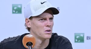 Roland Garros > Sinner met les choses au clair sur sa défaite surprise : « Ce n&rsquo;était vraiment pas à cause de la chaleur. Les conditions étaient tout à fait acceptables pour jouer. C&rsquo;était juste moi aujourd&rsquo;hui »