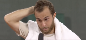 Roland Garros, Vidéos > Hugo Gaston ne sait plus où se mettre après sa victoire contre Monfils au 1er tour : « Bon, Gaël, je suis vraiment désolé pour toi »