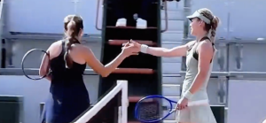 Roland Garros, Vidéos > La poignée de main glaciale entre Kalinskaya et Osorio