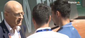 Roland Garros, Vidéos > Le Français Arthur Gea, lors de son match contre Khachanov : « J&rsquo;ai la chiasse, je ne peux plus bouger, je vais chier sur le court »