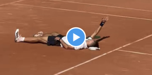 Roland Garros, Vidéos > Les images alarmantes de Mensik, incapable de bouger après sa folle victoire au super tie-break