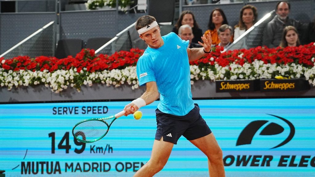 Roland-Garros : après près de 5 heures de match face à Mariano Navone, Jakub Mensik s’effondre au milieu du terrain
