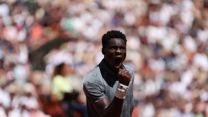 Roland-Garros : il n’a pas l’âge de passer le bac mais enchaîne les victoires, Moïse Kouamé, le prodige du tennis français qui ne « sait pas s’il est connu », se qualifie pour le 3e tour à 17 ans !