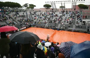 Rome sous la pluie : Sinner et Medvedev contraints d’interrompre leur demi-finale