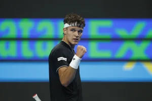 Scène saisissante à Roland-Garros : Mensik reste au sol après sa victoire, les secours appelés