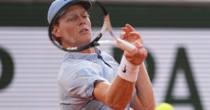 Sinner bat l’invité surprise Tabur en 3 sets et file au 2e tour de Roland-Garros