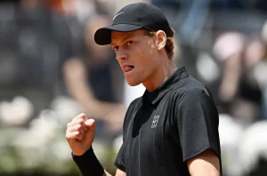 Sinner conclut face à Medvedev après l’interruption et rejoint la finale à Rome !