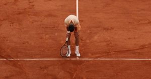 Tennis – Roland-Garros Novak Djokovic prend la porte dès le 3e tour face à un Joao Fonseca heroïque