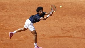 Tennis : avant Roland-Garros, pas de miracle pour le Français Arthur Fils, incapable de rivaliser avec le numéro 1 mondial Jannik Sinner en demi-finale du Masters 1000 de Madrid