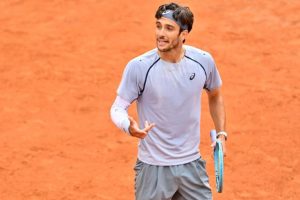 Touché à la cuisse, Lorenzo Musetti s&rsquo;incline dès les huitièmes de finale à Rome face à Casper Ruud