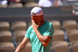 Touché à un mollet, Alexandre Müller abandonne face à Stefanos Tsitsipas à Roland-Garros