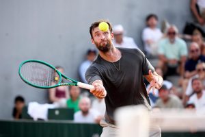 Trois sets pour éliminer l&rsquo;Italien Mattia Bellucci : le dimanche au soleil de Quentin Halys