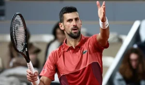 « Tu veux venir plus près ? » : Djokovic s’emporte contre un caméraman à Roland-Garros