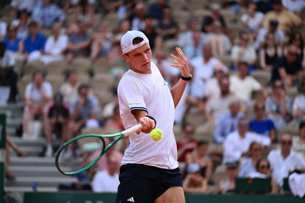 Un nouveau top 10 prend la porte : Alex De Minaur renversé par Jakub Mensik au 3e tour de Roland-Garros