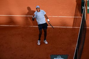 Un premier top 10 déjà dehors : Taylor Fritz se fait surprendre par son compatriote Nishesh Basavareddy au premier tour de Roland-Garros