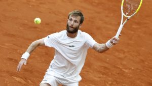 VIDÉO. Le Français Corentin Moutet disjoncte et baisse son short en plein match : incapable de se contrôler après la perte d’un point disputé, il est sanctionné par l’arbitre