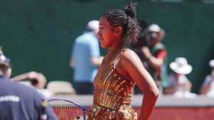 VIDÉO. Roland-Garros : « Incarnation de la mode », « look époustouflant »… L’ancienne numéro 1 mondiale Naomi Osaka impressionne le public parisien avec sa tenue pour le Grand Chelem
