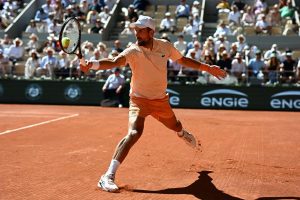 Valentin Royer a fait durer le suspense mais Novak Djokovic se hisse au troisième tour de Roland-Garros