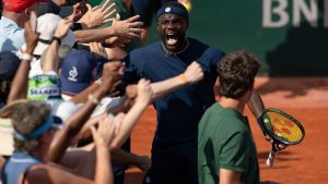 l&rsquo;appel à l&rsquo;aide a fonctionné, Tiafoe a rapidement retrouvé sa raquette volée par une spectatrice