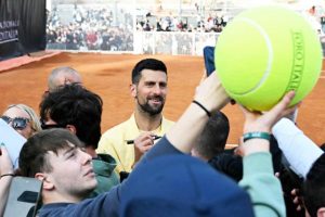 même si Novak Djokovic joue à Rome, son chemin le mène déjà à Paris
