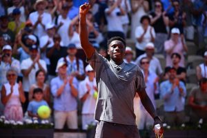 qualifié au troisième tour de Roland-Garros à 17 ans, Kouame impressionne le monde du tennis