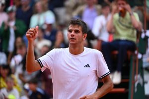 707e mondial il y a un an, timide et seulement entouré de son père… Rafael Jodar, la rafale espagnole qui vise le carré final à Roland-Garros