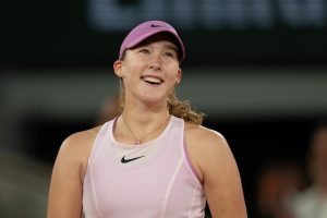 À la veille de sa finale de Roland-Garros, Mirra Andreeva s&rsquo;est entraînée avec un maillot de l&rsquo;équipe de France de football