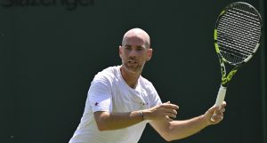 ATP, France > « Il est impossible de ne pas aimer Adrian Mannarino. Il est chauve, il n&rsquo;a pas gagné sur terre battue depuis 1998 mais dès que le gazon arrive, il se transforme », explique José Moron