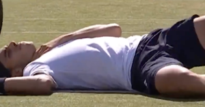 ATP – Queen&rsquo;s, Vidéos > Grosse frayeur pour Cerundolo, allumé en pleine gorge par son adversaire