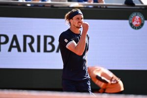 Alexander Zverev bat Flavio Cobolli au bout du cinquième set en finale de Roland-Garros et remporte son premier Grand Chelem