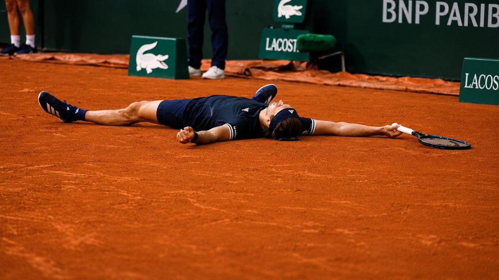 Alexander Zverev révèle sa première pensée après avoir soulevé le trophée de Roland-Garros.